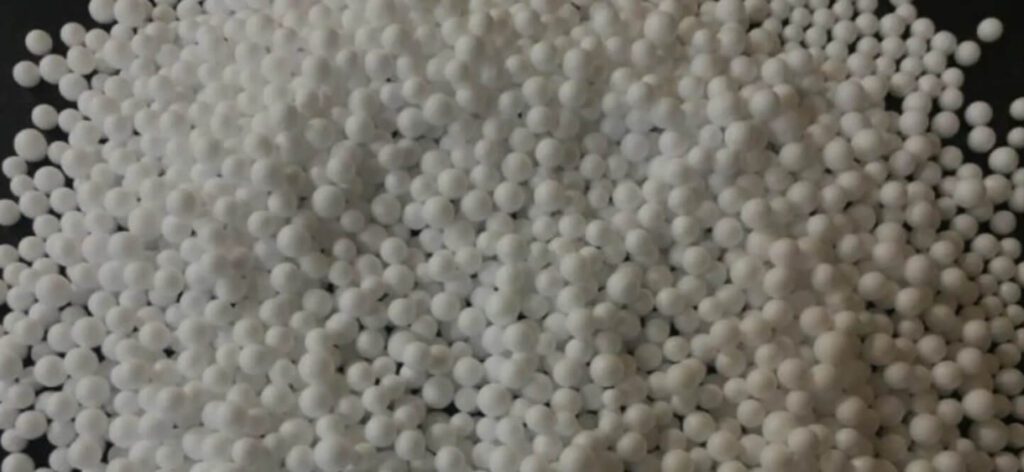 Na zdjęciu widzimy dużą ilość małych, białych kulistych obiektów skupionych razem. Wyglądają one jak kulki styropianowe, które często wykorzystuje się do izolacji. 