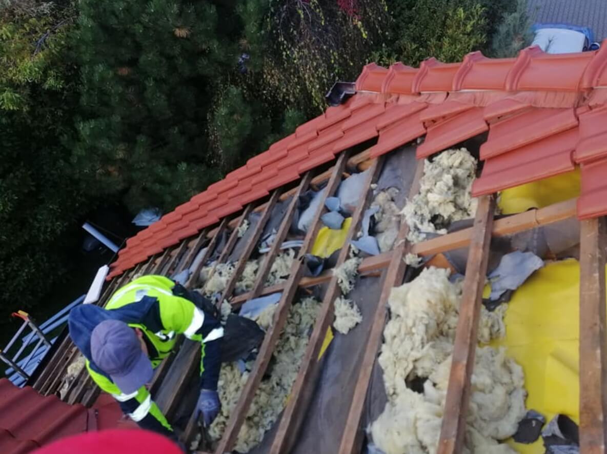 Punktowy demontaż dachówek przy naprawie po kunie